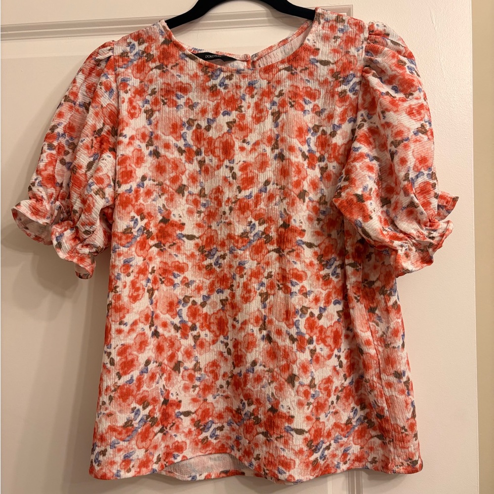 Chic Floral Puff Sleeve Blouse in Red and White